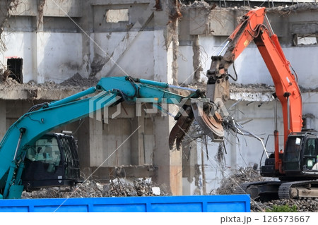 鉄筋コンクリート建物の解体工事現場 126573667