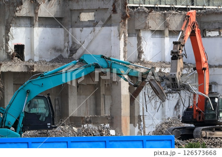鉄筋コンクリート建物の解体工事現場 鉄筋コンクリート建物の解体工事現場 126573668