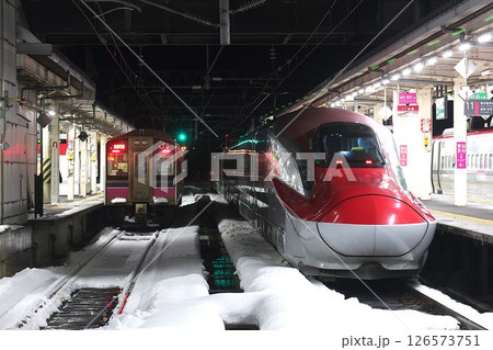 【JR東日本】夜の701系5000番台とE6系「こまち」（田沢湖線・秋田新幹線：大曲駅） 126573751