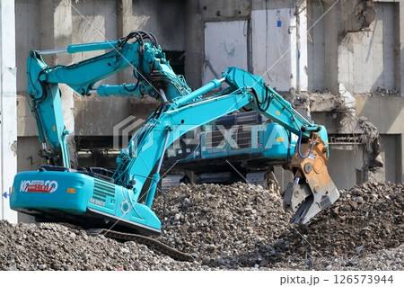 鉄筋コンクリート建物の解体工事現場 126573944