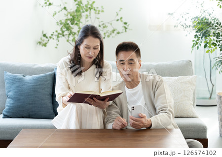 リビングでくつろぐシニア夫婦 リビングでくつろぐシニア夫婦 126574102