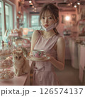 カフェで紅茶を運ぶ女性 126574137
