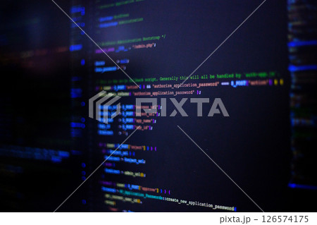プログラミングコードが表示された開発者のモニター画面1 126574175