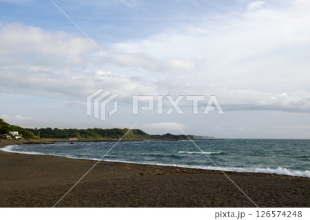 春先の強い南風で白波の立っている右手に伸びる緑の岬のある湾 春先の強い南風で白波の立っている右手に伸びる緑の岬のある湾 126574248