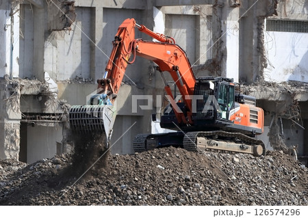 鉄筋コンクリート建物の解体工事現場（重機作業） 126574296