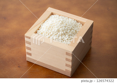 枡に入ったもち米 枡に入ったもち米 126574322
