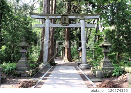 修験道の十和田神社　鳥居　十和田湖　青森県　 126574336