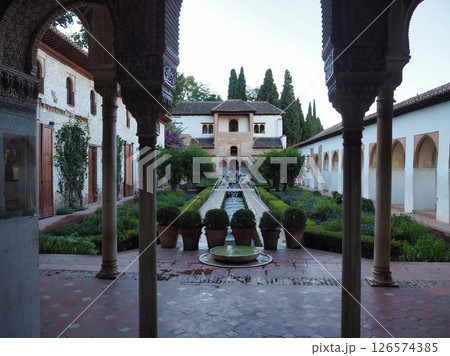 真夏の旧市街-スペイン・アンダルシア州グラナダ 真夏の旧市街-スペイン・アンダルシア州グラナダ 126574385