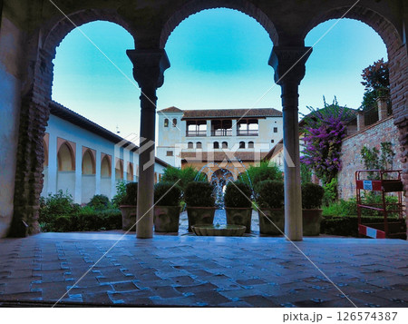 真夏の旧市街-スペイン・アンダルシア州グラナダ 126574387