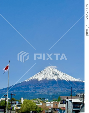 富士宮市から眺める冠雪の富士山 富士宮市から眺める冠雪の富士山 126574429