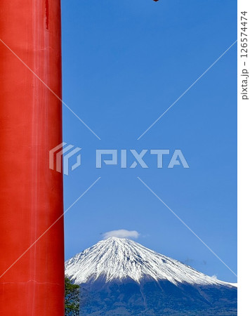赤い鳥居と冠雪の富士山 126574474