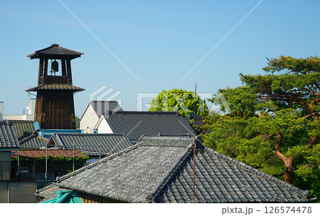 《埼玉県川越市》時の鐘と大きな松の木 126574478
