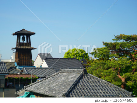 《埼玉県川越市》時の鐘と大きな松の木 《埼玉県川越市》時の鐘と大きな松の木 126574600