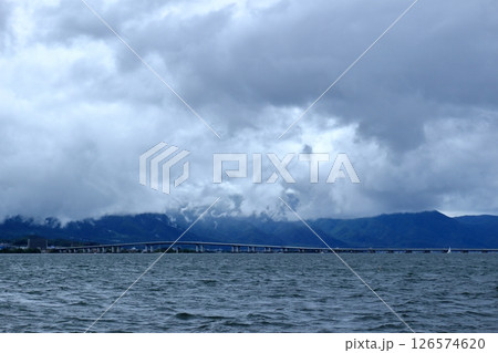 比良山地から琵琶湖に流れ出る雲 比良山地から琵琶湖に流れ出る雲 126574620