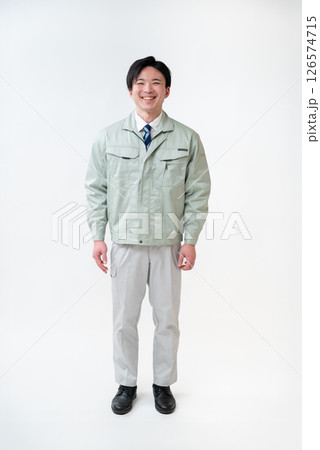 作業着姿の男性技術者 126574715