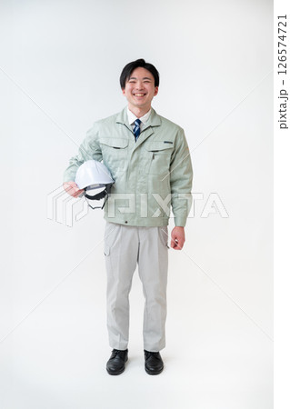 作業着姿の男性技術者 作業着姿の男性技術者 126574721