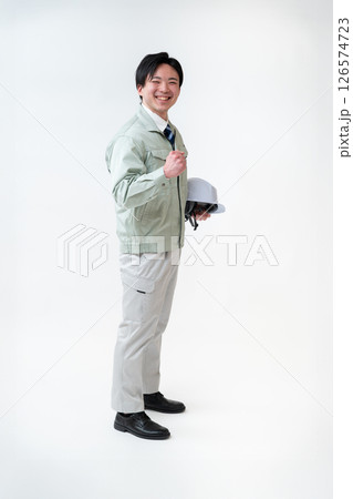 作業着姿の男性技術者 作業着姿の男性技術者 126574723