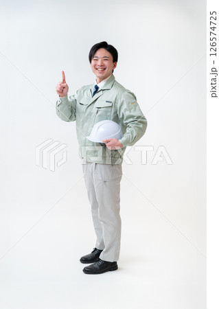 作業着姿の男性技術者 作業着姿の男性技術者 126574725