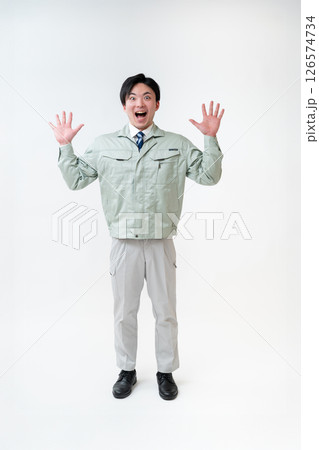 作業着姿の男性技術者 126574734