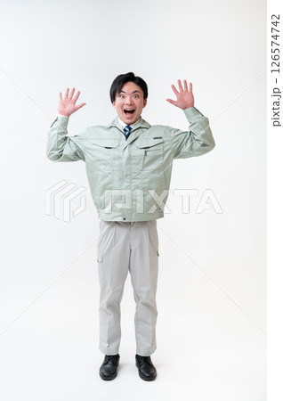 作業着姿の男性技術者 126574742