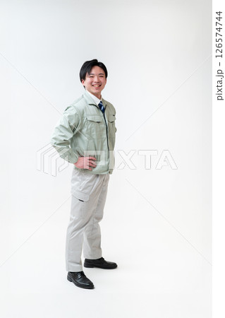 作業着姿の男性技術者 126574744