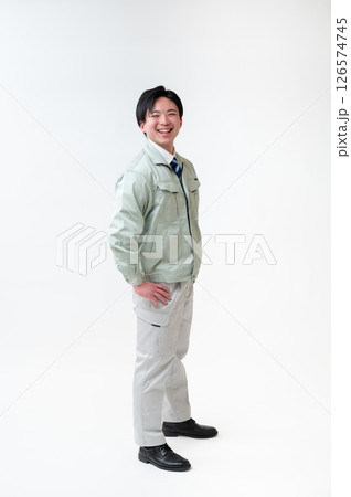 作業着姿の男性技術者 作業着姿の男性技術者 126574745