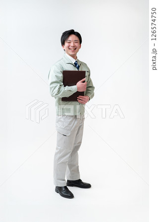 作業着姿の男性技術者 作業着姿の男性技術者 126574750