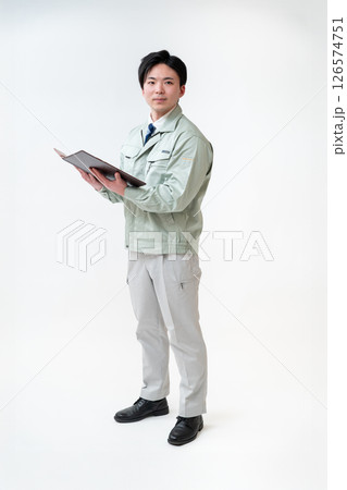 作業着姿の男性技術者 作業着姿の男性技術者 126574751