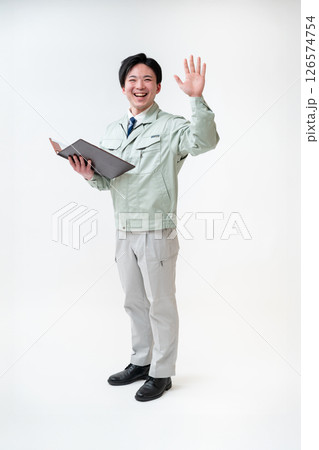 作業着姿の男性技術者 126574754