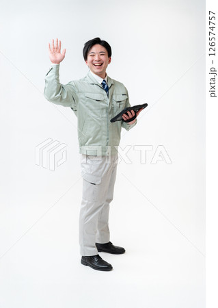 作業着姿の男性技術者 126574757