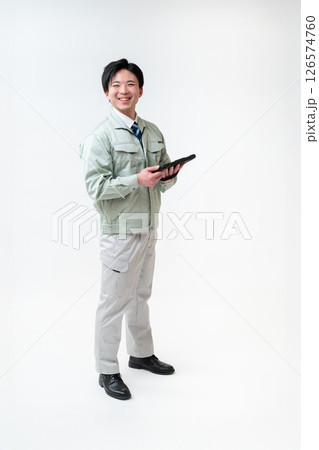 作業着姿の男性技術者 作業着姿の男性技術者 126574760
