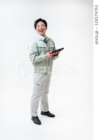 作業着姿の男性技術者 作業着姿の男性技術者 126574761