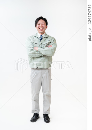 作業着姿の男性技術者 126574786