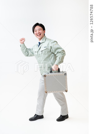 作業着姿の男性技術者 126574788