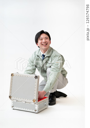 作業着姿の男性技術者 作業着姿の男性技術者 126574798