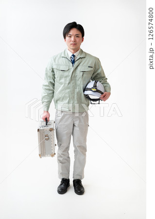 作業着姿の男性技術者 126574800