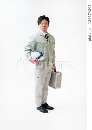作業着姿の男性技術者 作業着姿の男性技術者 126574805