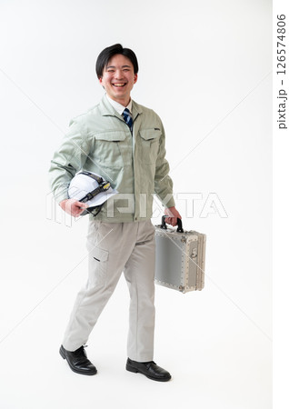 作業着姿の男性技術者 126574806