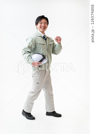 作業着姿の男性技術者 126574808