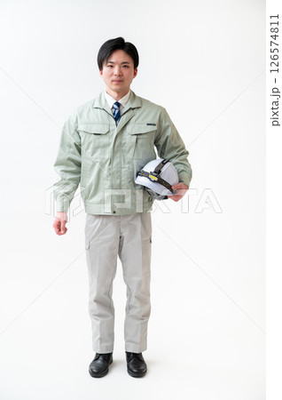 作業着姿の男性技術者 126574811