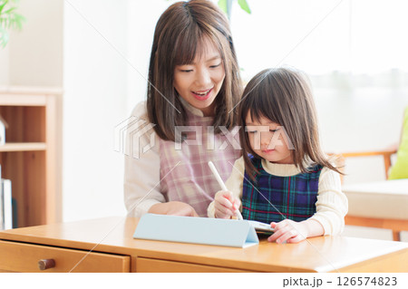 お絵描きをして遊ぶ女の子と保育士 お絵描きをして遊ぶ女の子と保育士 126574823