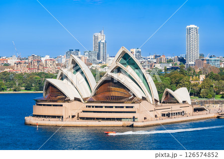 シドニー　ハーバーブリッジから見るオペラハウス 126574852