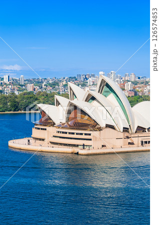 シドニー　ハーバーブリッジから見るオペラハウス 126574853