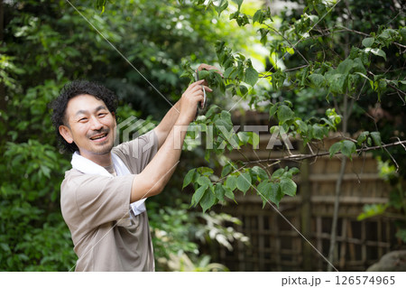 植木屋さんの剪定のイメージ　カメラ目線 126574965