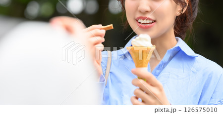 アイスを食べる女性 126575010