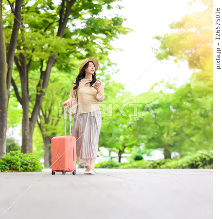 旅行をする女性のポートレート 126575016