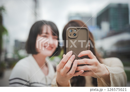 旅行をする女性のポートレート 旅行をする女性のポートレート 126575021