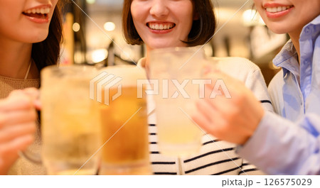 居酒屋で乾杯をする20代の女性 126575029