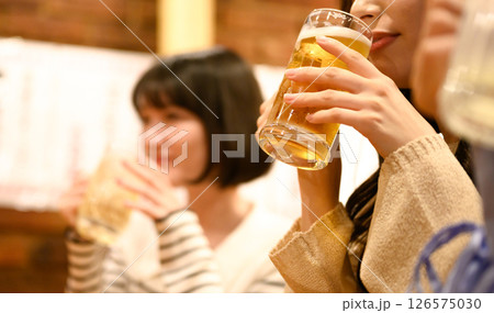 居酒屋でのワンシーン 126575030