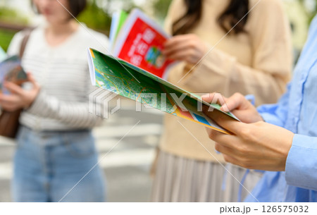 散策をする女性 散策をする女性 126575032